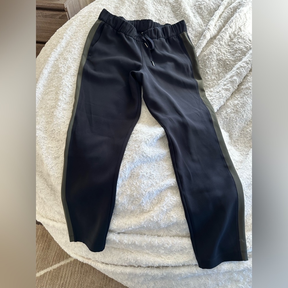 Lulu lemon Jogger W/ forest green accent stripe